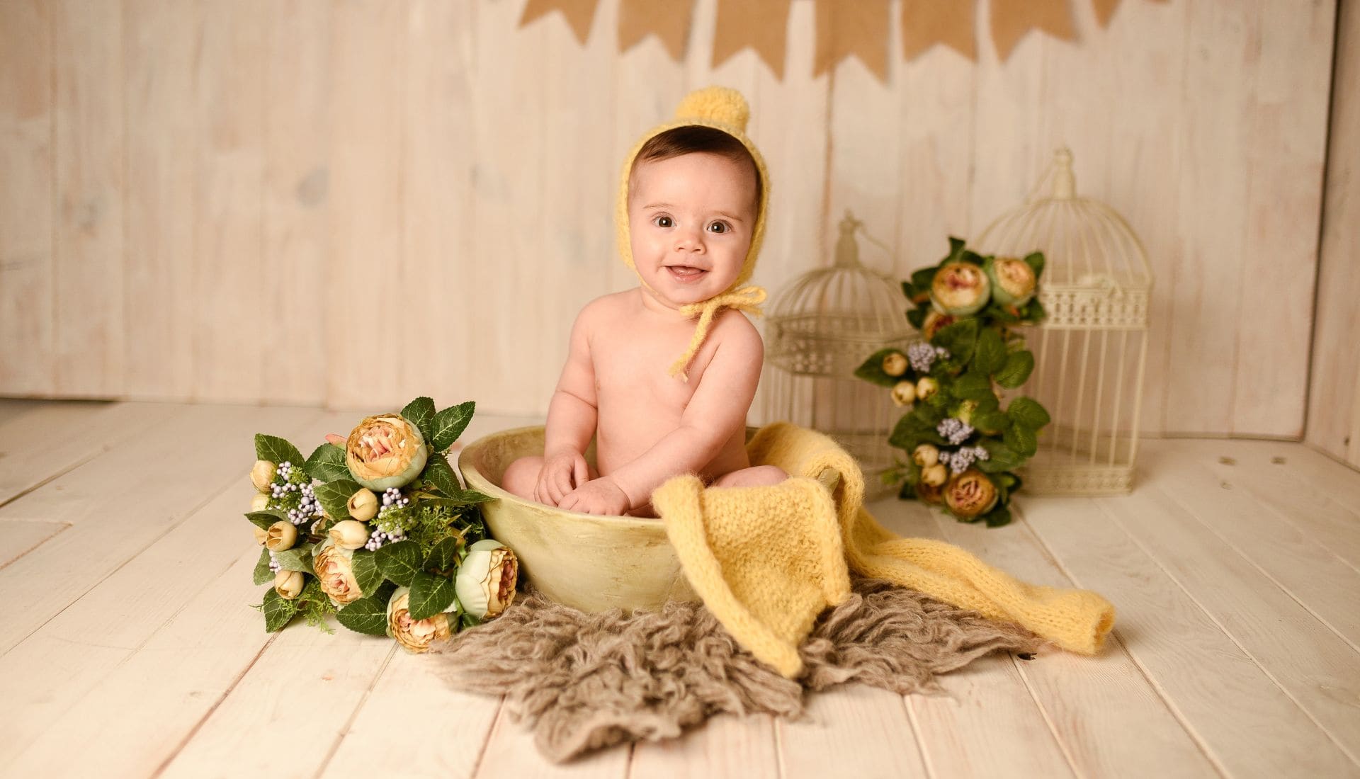 Foto bebé en cubo amarillo en un sesión de fotos de Alejandra mato Fotografía